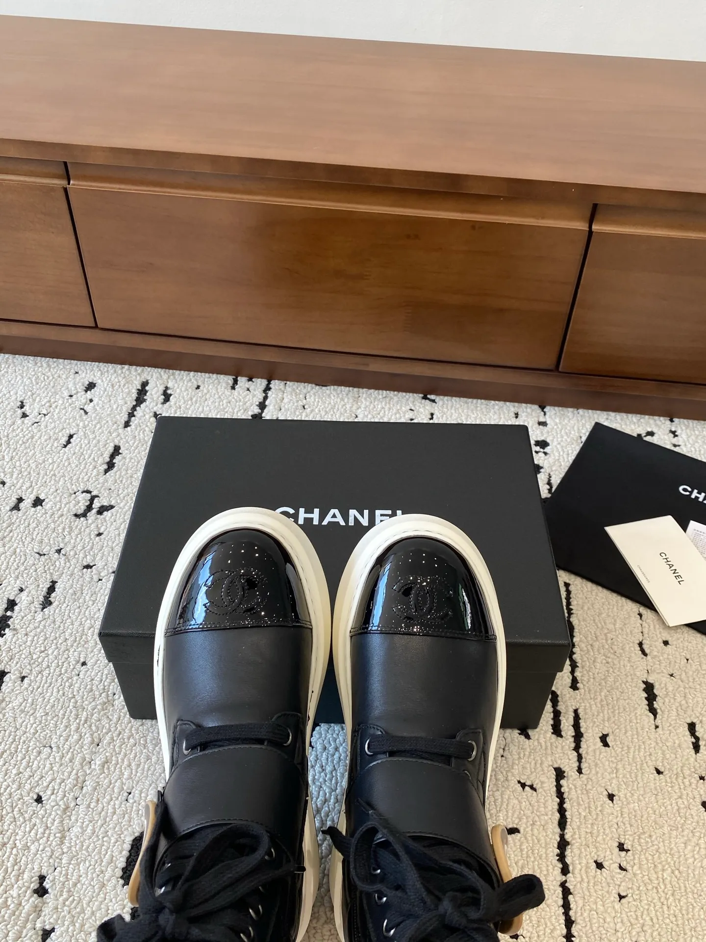 👟👟Ex-factory price 760👟👟 CHANEL 2025s autumn and winter series thick-soled short boots, made of imported cowhide, with an additional height of 5cm to show leg length. The boots follow Chanel's classic rhombus pattern, and add this year's popular sun buckle. Xiao Meimei likes it especially. This is Chanel's hot style for autumn and winter this year. With the traditional inner zipper, it is easy to put on the feet and super comfortable. It is a must-have for this autumn and winter. Upper material: imported cowhide with rhombus microfiber, washed denim ❤︎ Consistently authentic ❤︎ Outsole: original Italian TPU foam outsole Number of yards: 35-40 (Customized size 40 is non-refundable and non-exchangeable) Buy now 👉 Buy now 👉 Buy now 👉 Buy now 👉